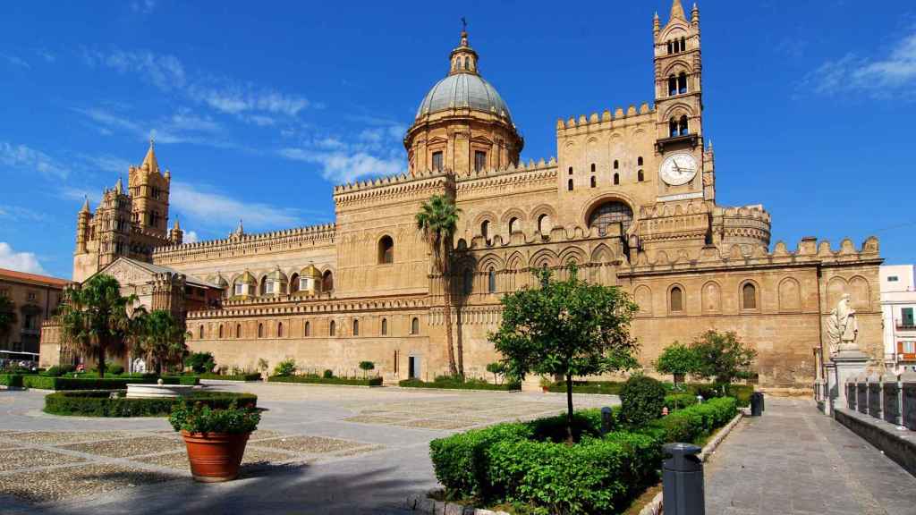 En el crucero podrás visitar Civitavecchia, Sicilia o Palermo cuya catedral vemos en esta imagen.