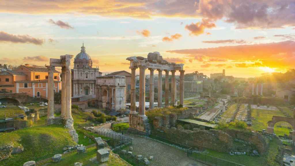Atardecer entre las ruinas del Imperio Romano en la capital italiana.