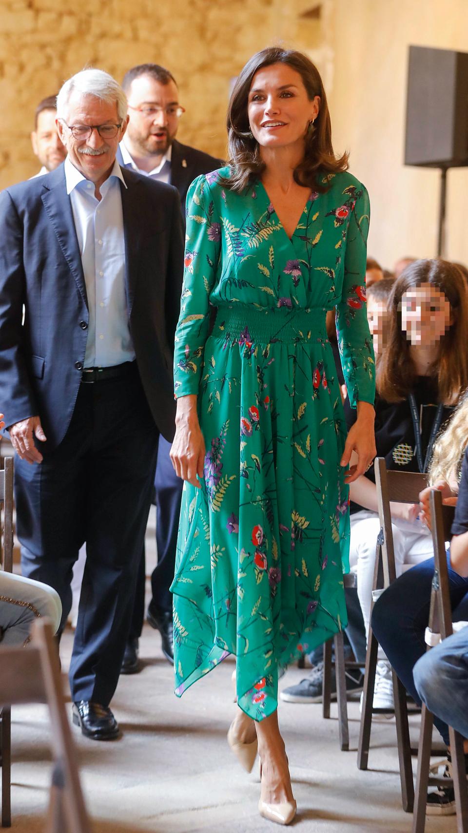 La reina Letizia ha optado por un vestido aguamarina con estampado floral.