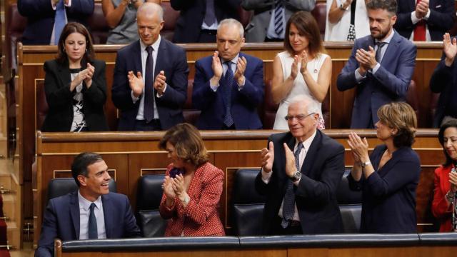 Sánchez, junto al Gobierno y su bancada este jueves.