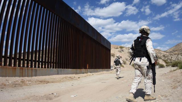 Agentes de la Guardia Nacional mexicana montan guardia en los márgenes del río Bravo.