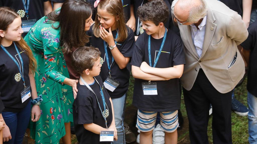 Letizia, en Oviedo este jueves preguntando a los niños qué es lo que desayunan.