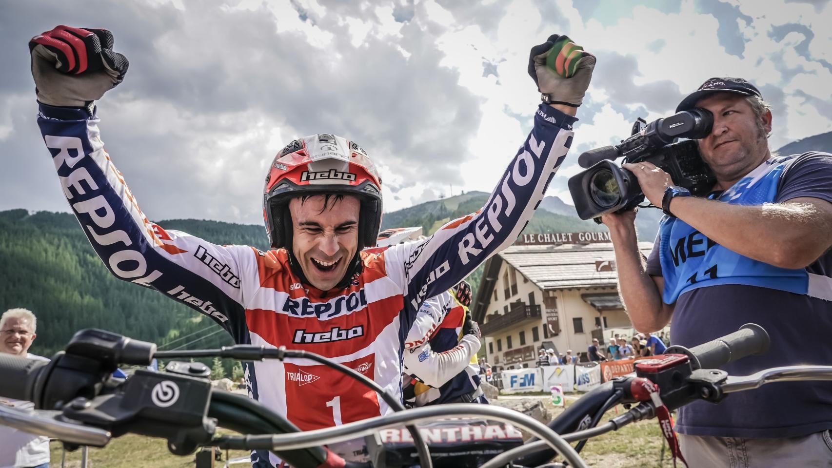 Toni Bou, tras proclamarse campeón  del mundo por vigésimo sexta vez, en el GP de Francia.