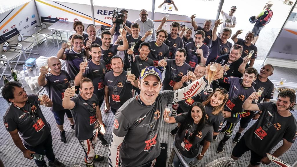 Toni Bou, junto con todos los miembros de su equipo, celebran el título logrado en el GP de Francia.