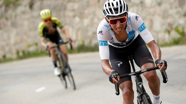 Egan Bernal perseguido por el británico Simon Yates