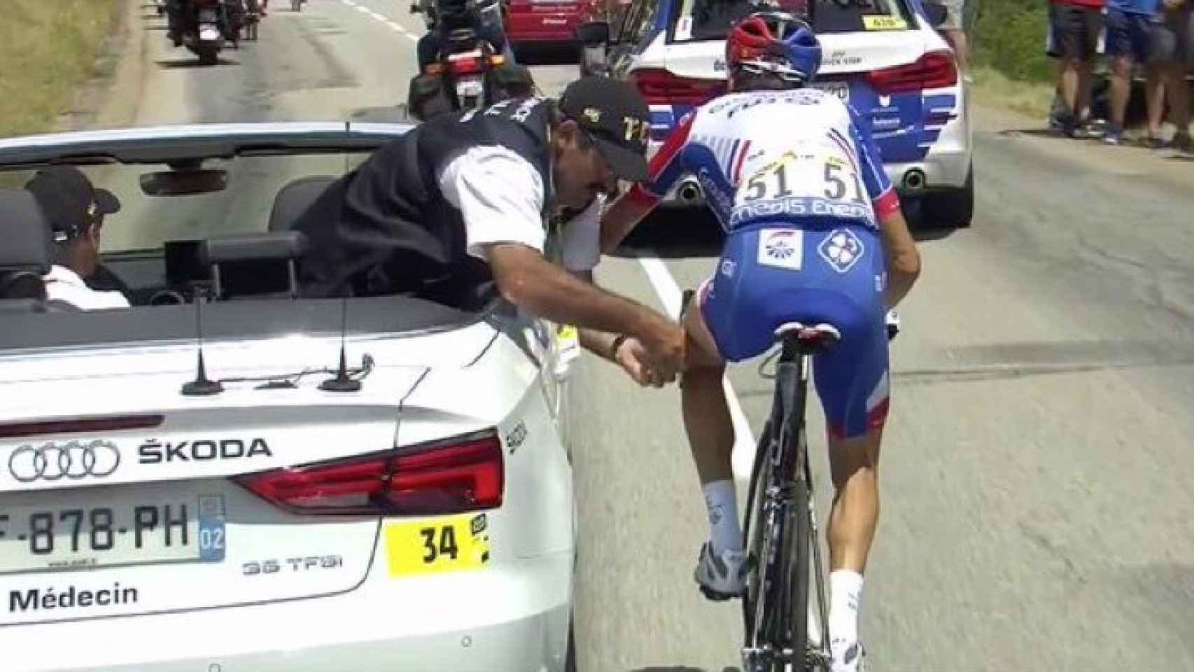 Thibaut Pinot atendido por un médico en el Tour de Francia