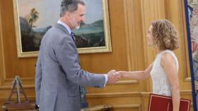 Felipe VI recibe a la presidenta del Congreso, este viernes, en el Palacio de la Zarzuela.