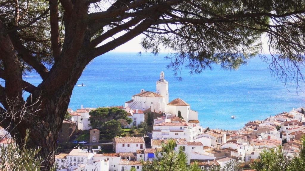 Cadaqués, con la Iglesia de Santa María al fondo