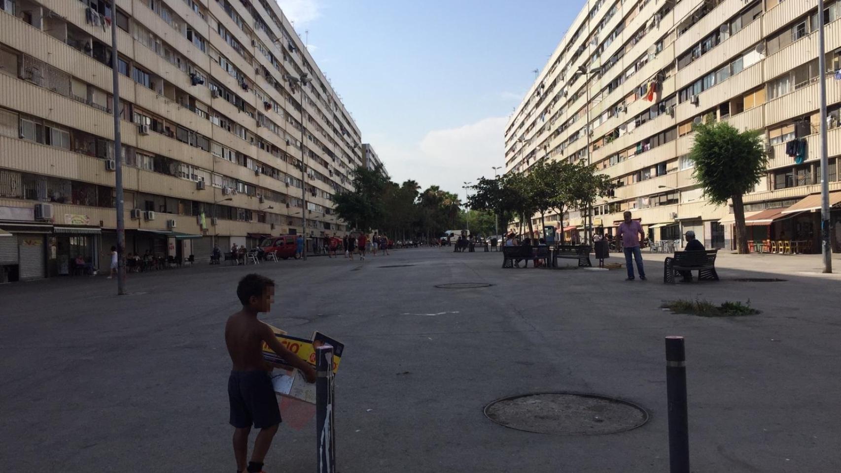 Una estampa clásica de La Mina, en su calle central