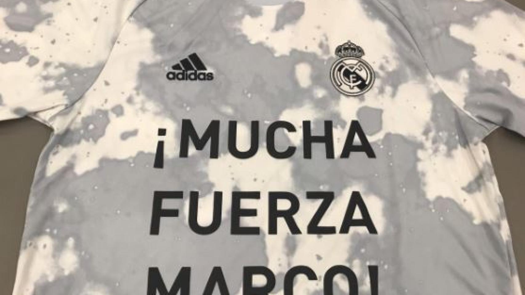 Camiseta de calentamiento Real Madrid en apoyo a Marco Asensio.