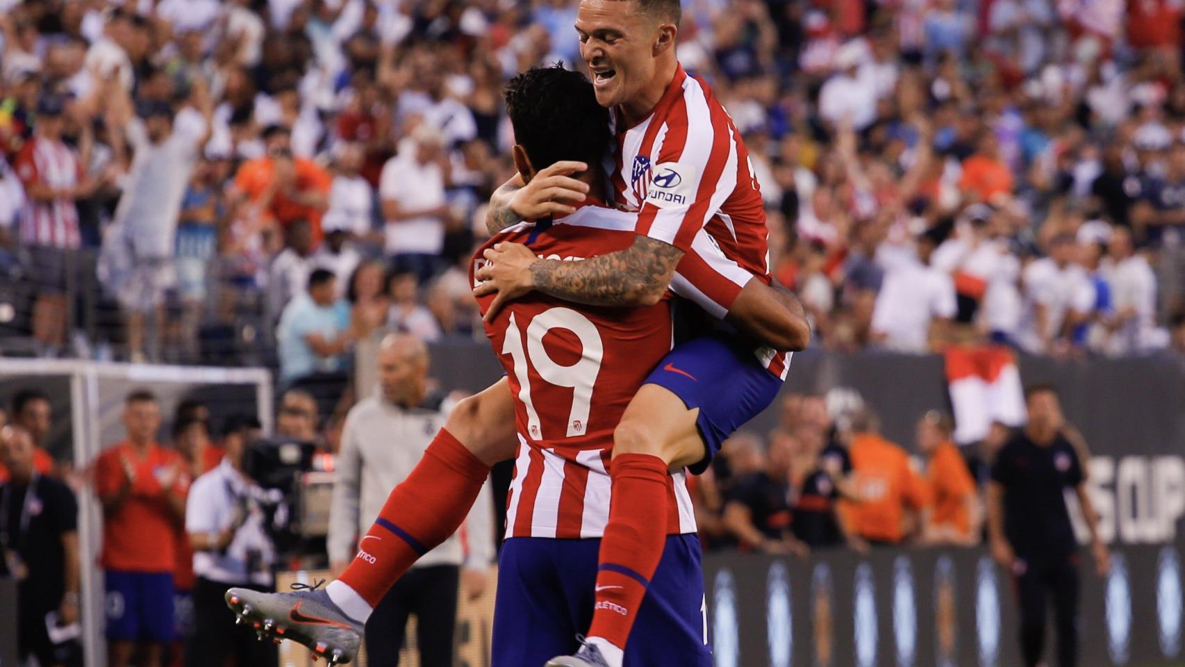 Los jugadores del Real Madrid celebran el gol de Diego Costa