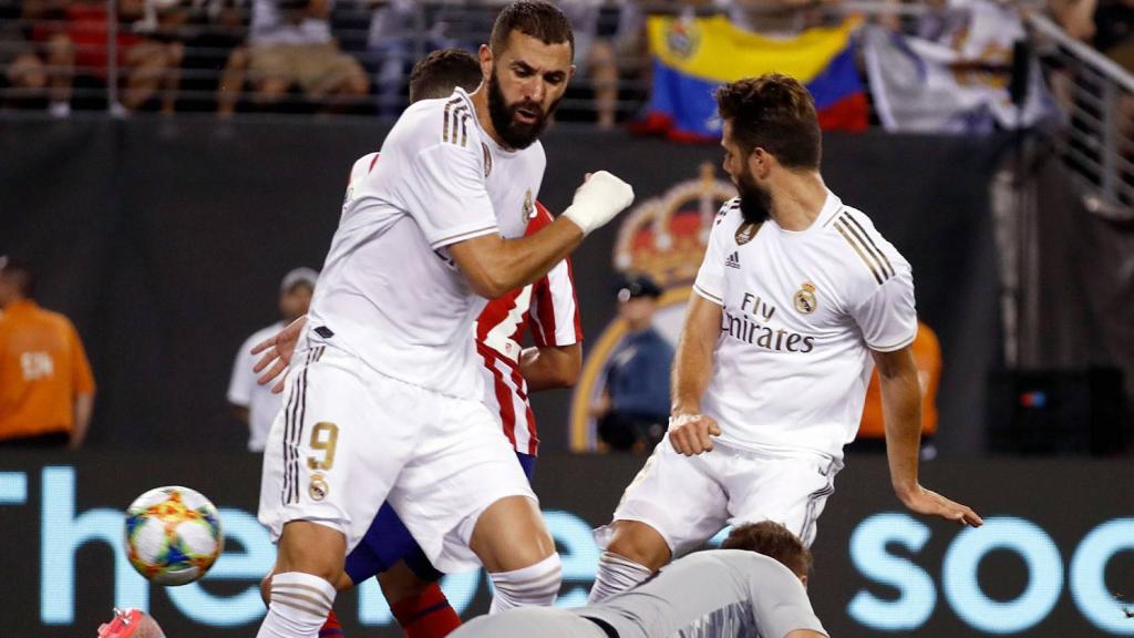 Benzema y Nacho pelean por el balón con Oblak