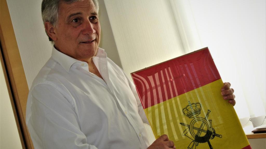 Tajani, con la 'bandera de percha' que le regaló la Escuela de Infantería del Ejército español, tras una entrevista con EL ESPAÑOL.