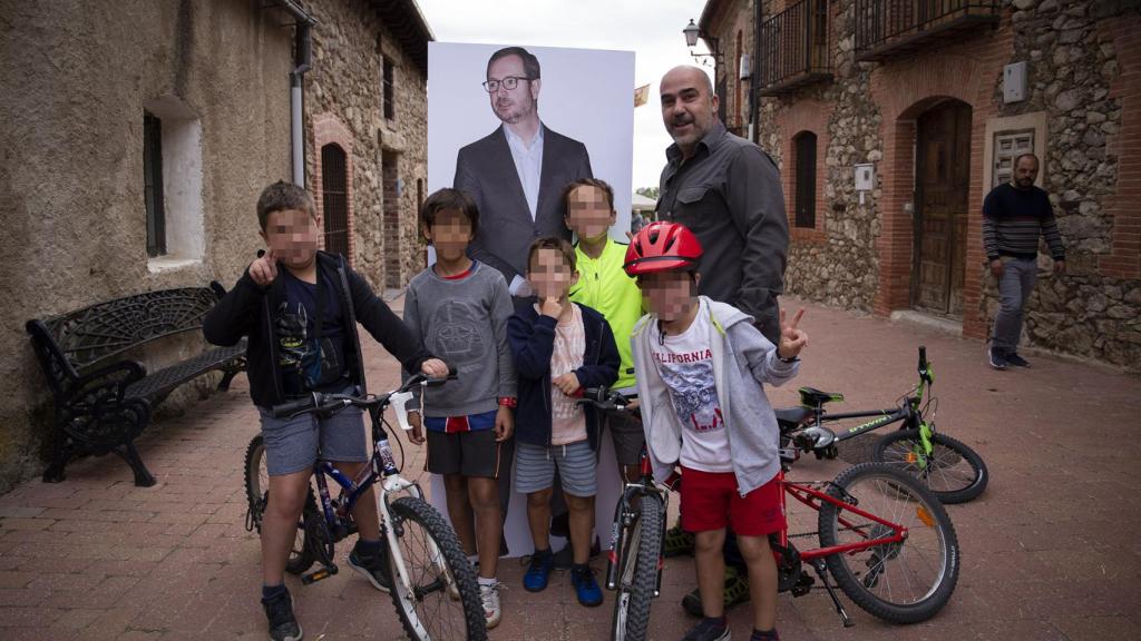 Los vecinos de Sotosalbos, sorprendidos al ver, por primera vez, a su nuevo vecino.