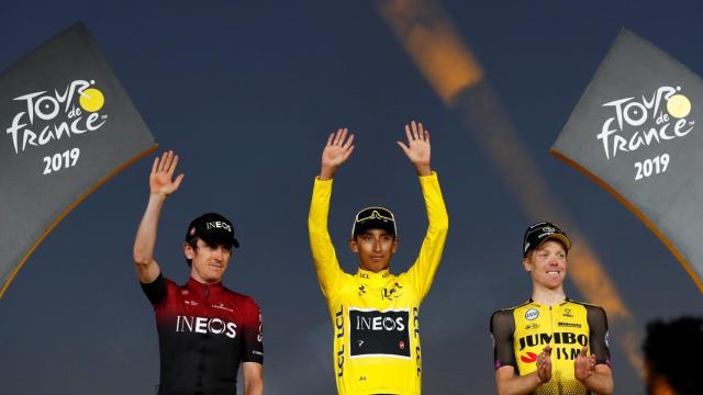 Bernal, en el podio de París tras ganar el Tour de Francia 2019.