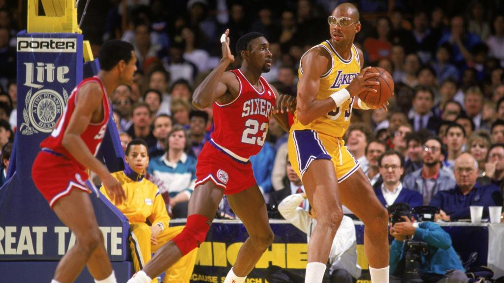 Abdul-Jabbar, campeón de la NBA en 1988 y máximo anotador histórico.