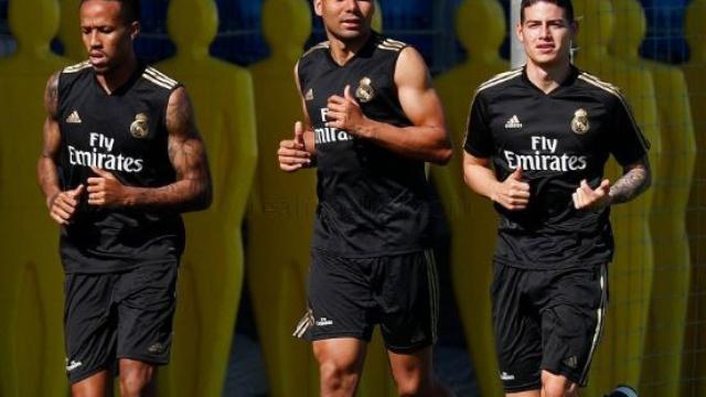 Militao, Casemiro y James Rodríguez durante el primer entrenamiento de la temporada del Real Madrid en Valdebebas.