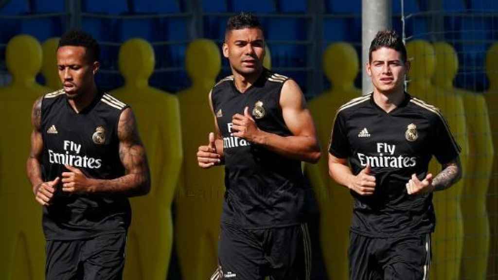 Militao, Casemiro y James Rodríguez durante el primer entrenamiento de la temporada del Real Madrid en Valdebebas.