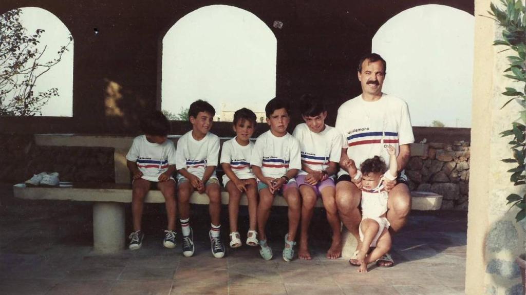 Antonio Salvá, padre de familia, junto a sus hijos.