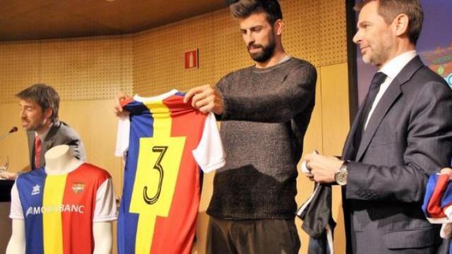 Piqué posa con la camiseta del Andorra