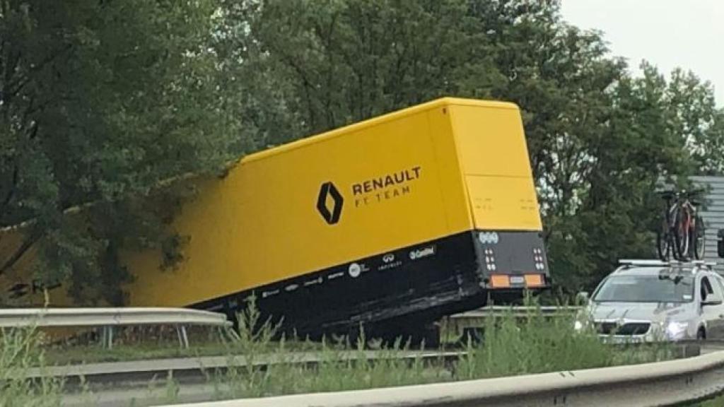 Un camión de Renault estrellado contra los árboles. Foto: Twitter (@Joritvan3)