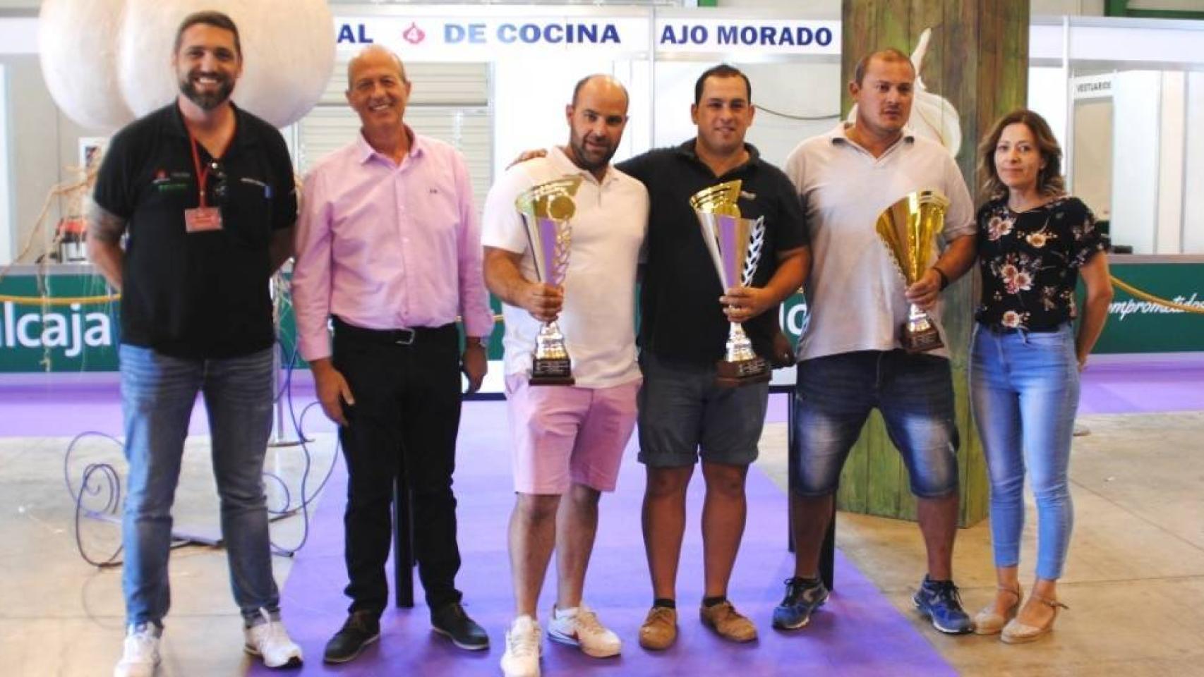 Entrega de trofeos del concurso de habilidad con el tractor en Las Pedroñeras