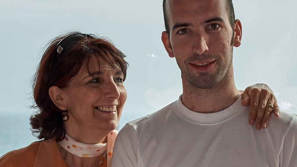 Diego Salvá, junto a su madre, Montserrat, en una fotografía facilitada por la familia.