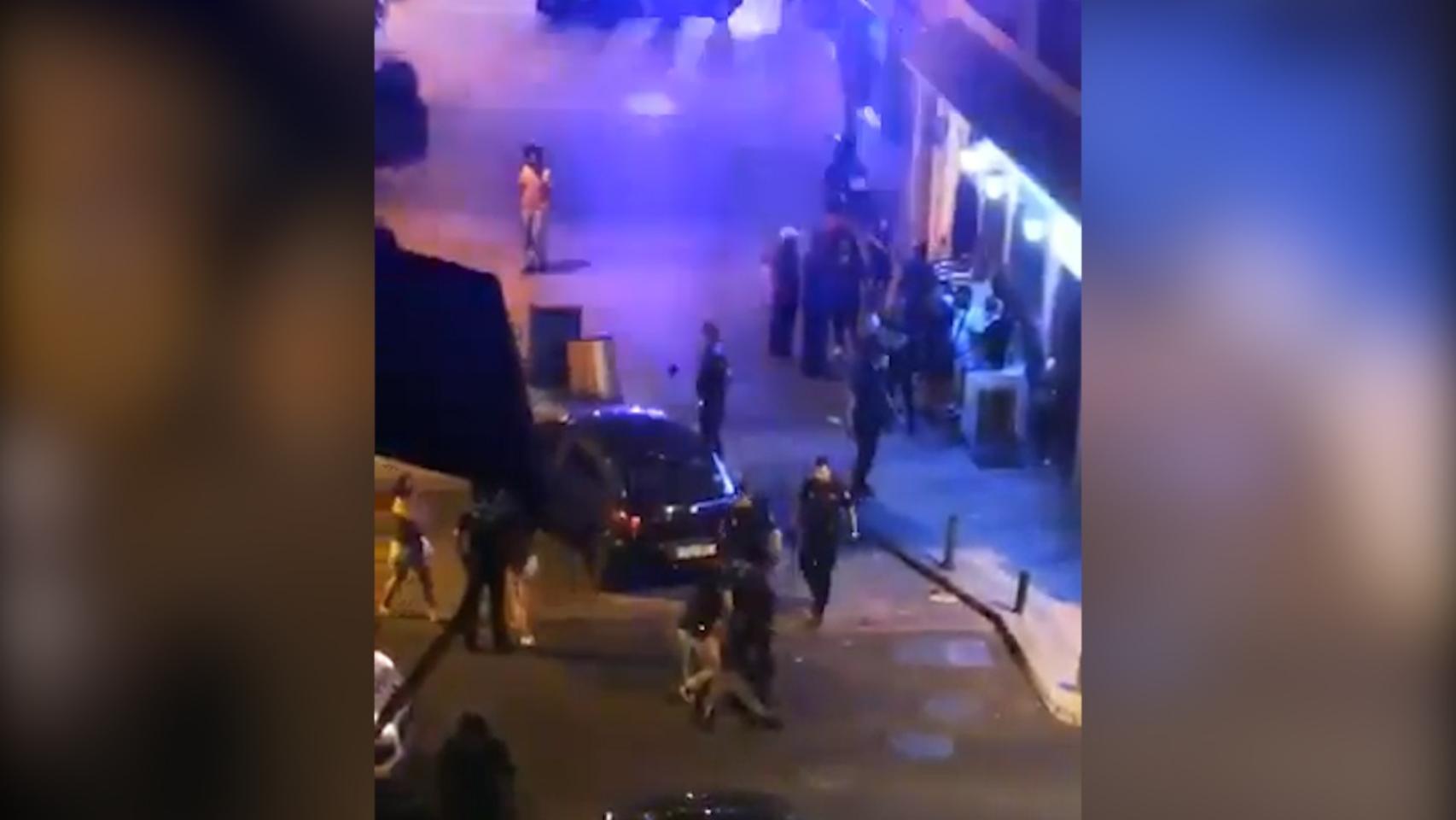 Momento en que el individuo es reducido por los agentes en Alcobendas.