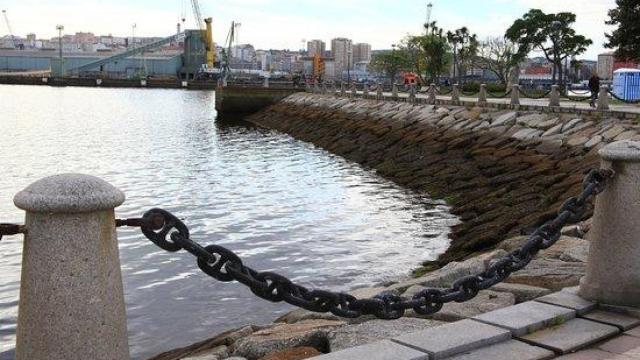 El Concello de A Coruña estudiará el baño en el Parrote tras los polémicos carteles