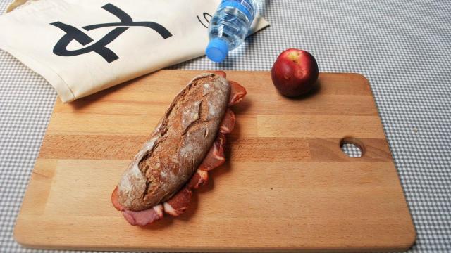 Pack de bocadillo, agua y fruta