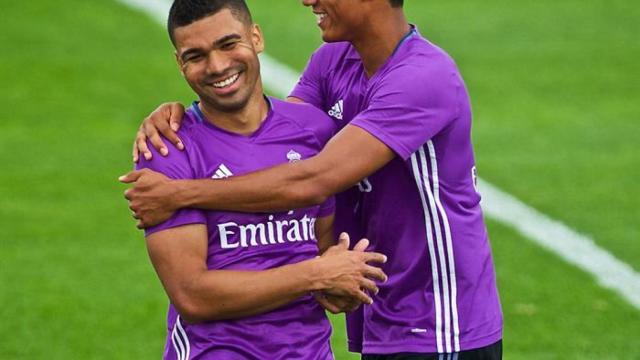 Casemiro y Varane en un entrenamiento con el Real Madrid.