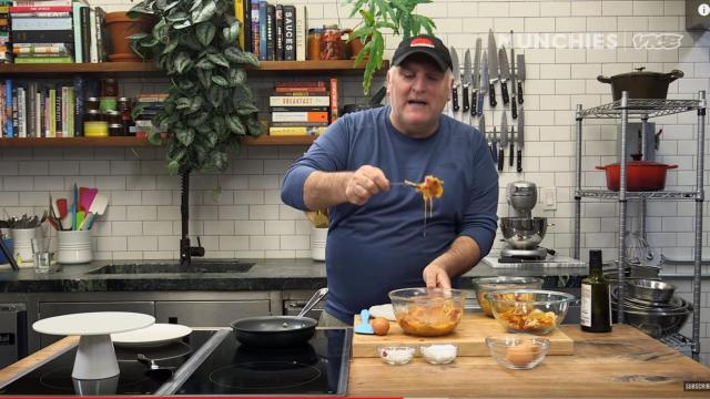 El chef José Andrés la lía de nuevo al preparar una tortilla de patata