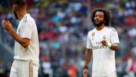 Benzema y Marcelo hablan durante el partido frente al Tottenham