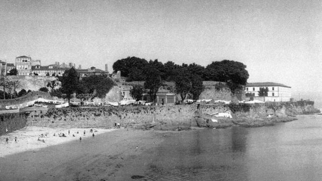 La antigua playa del Parrote, a los pies de los jardines de San Carlos.