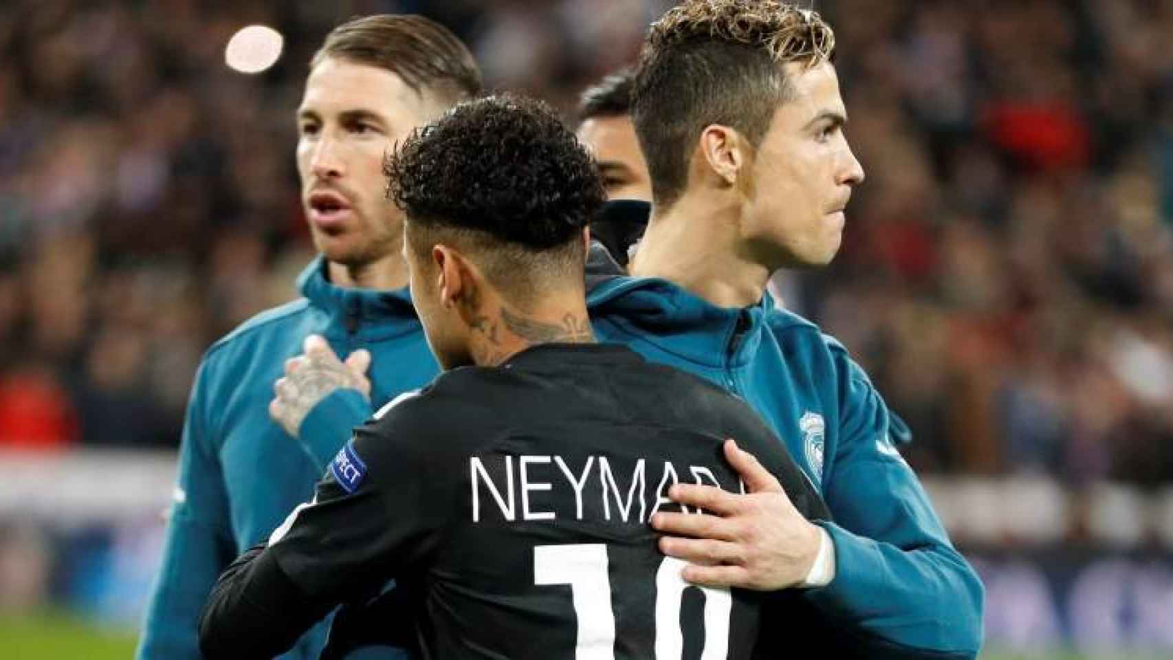 Neymar y Cristiano Ronaldo, juntos durante un partido de Champions entre PSG y Real Madrid