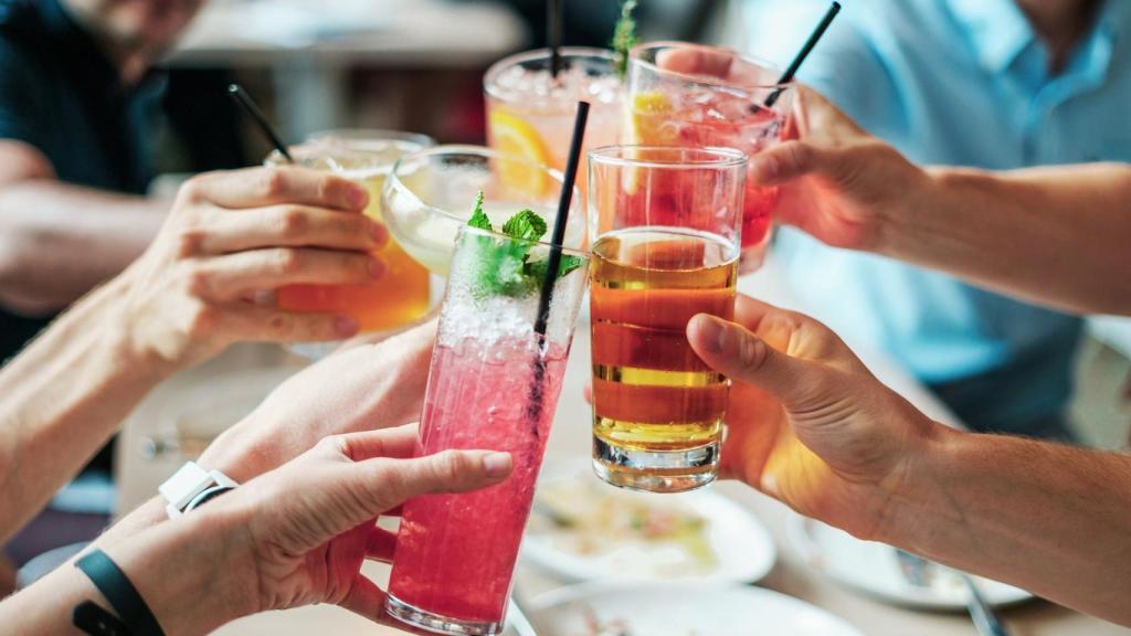 Amigos brindan con refrescos.