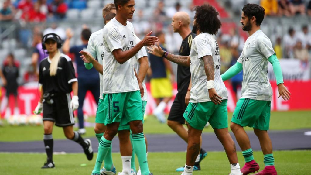 Varane, Marcelo e Isco calentando sobre el Allianz Arena