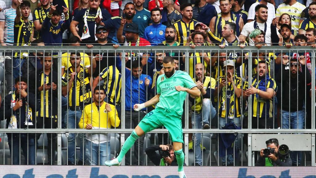 Karim Benzema celebra su gol al Fenerbahce