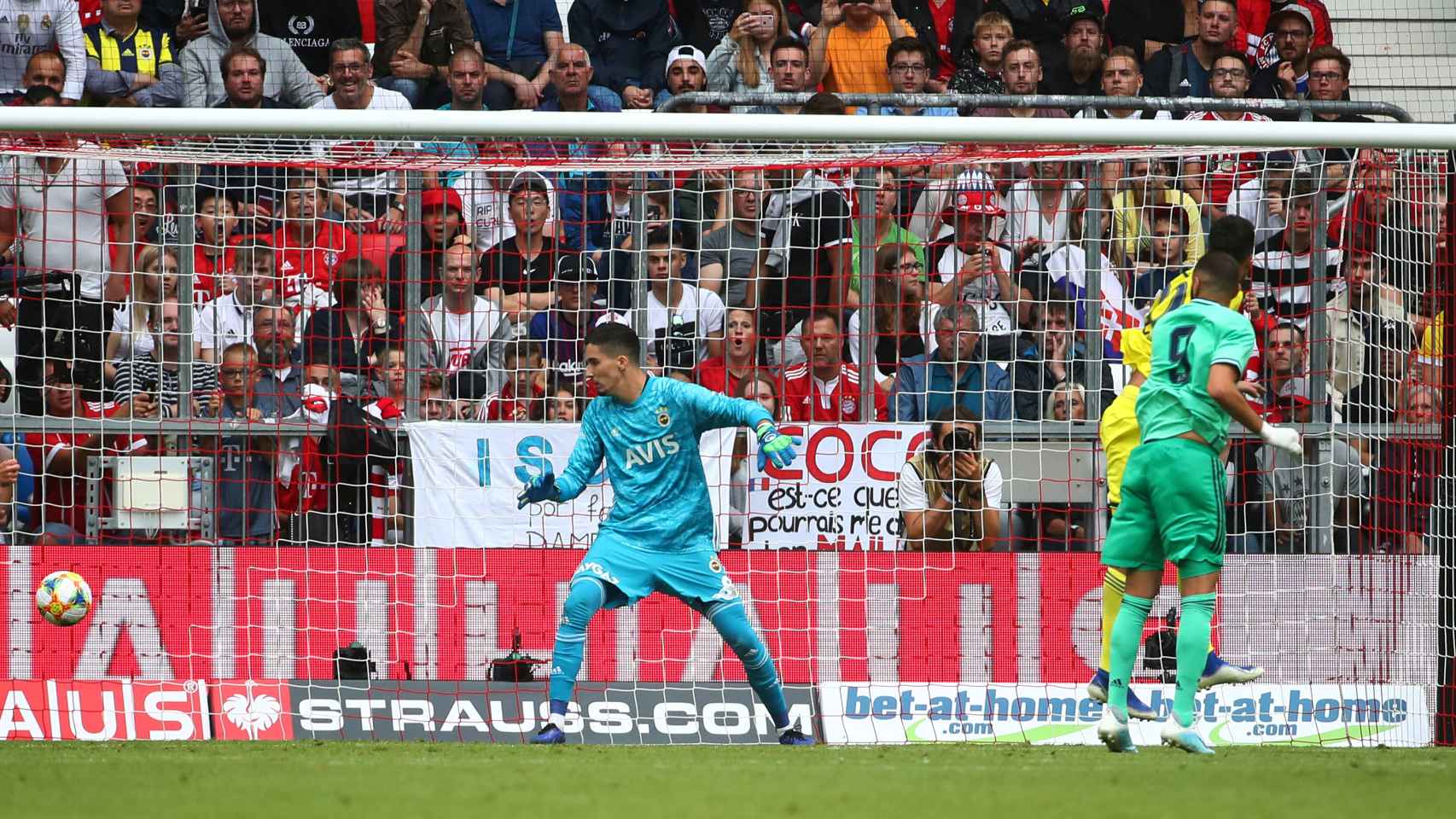 Benzema marca el segundo gol del Real Madrid al Fenerbahce