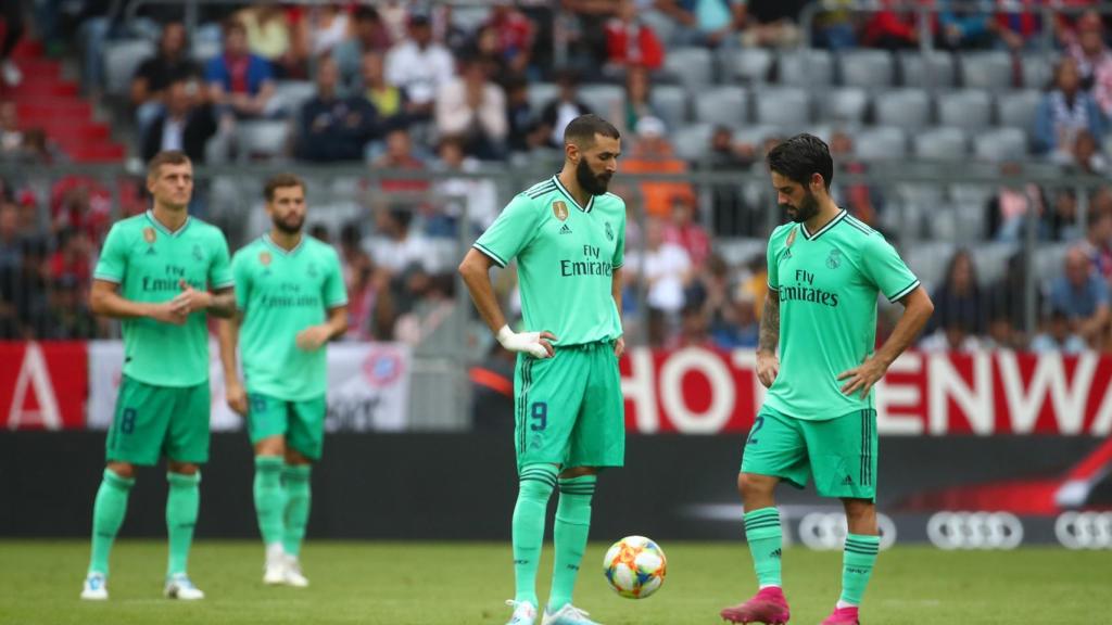 Benzema e Isco listos para sacar desde el centro del campo