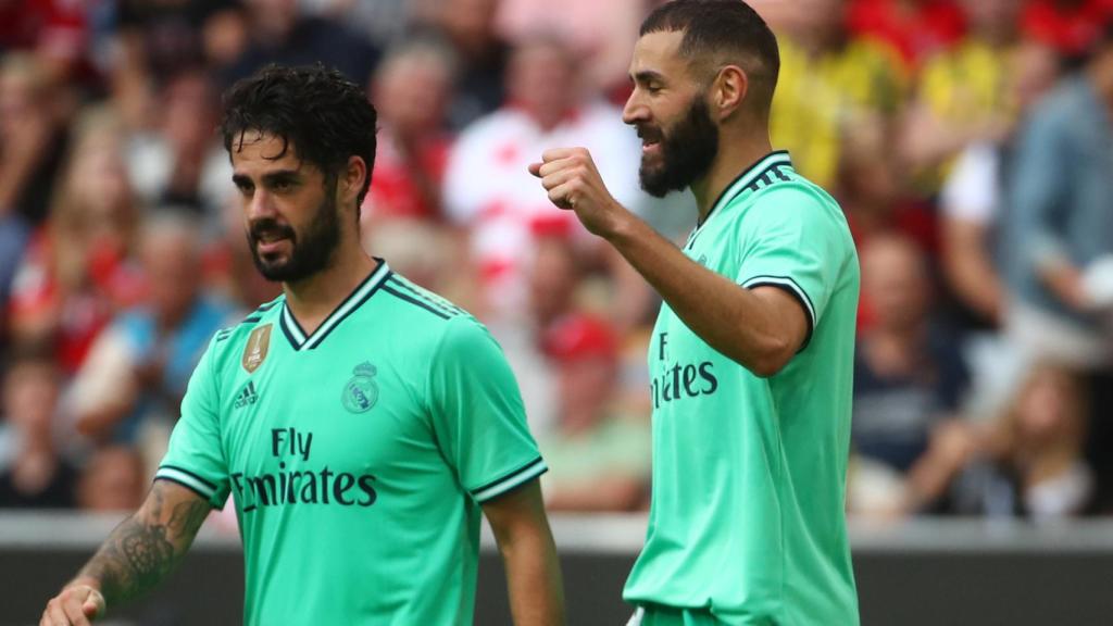 Benzema celebra su tercer gol al Fenerbahce