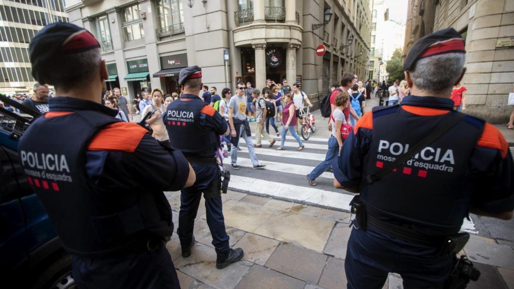 Efectivos de los Mossos d'Esquadra en el centro de Barcelona.