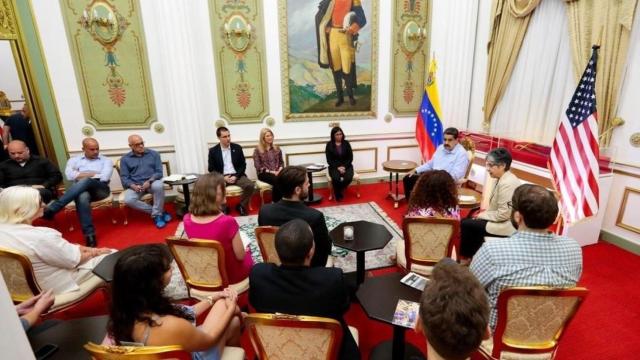 Nicolás Maduro en el Palacio de Miraflores con los activistas.