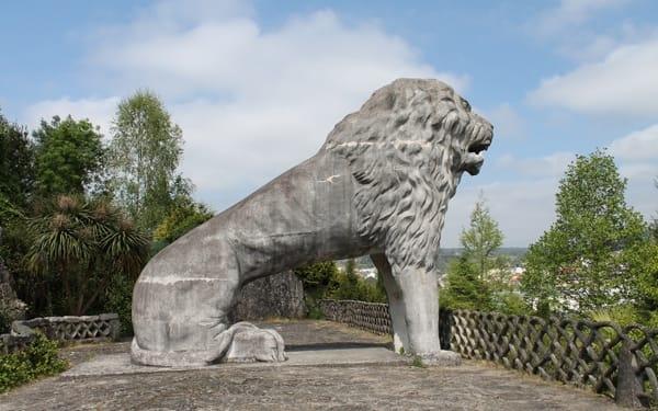 Estatua de un león en la parte superior del parque