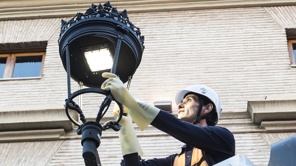 Técnico de Clece implantando las nuevas luminarias LED.