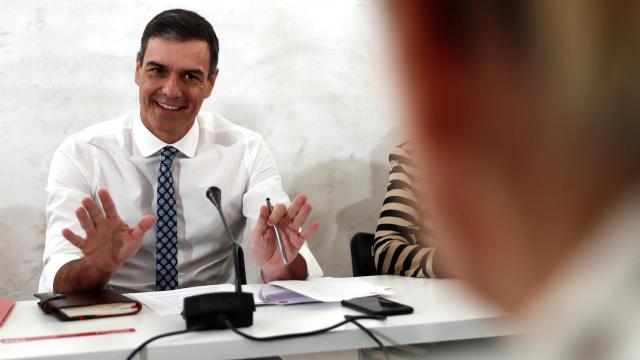 Pedro Sánchez, durante la reunión con asociaciones de Igualdad.