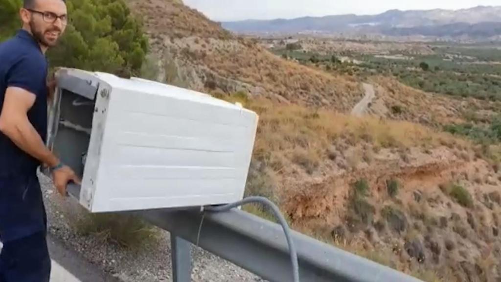 Mario tirando una lavadora por el barranco