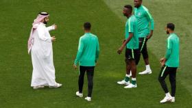 El ministro Turki Al-Sheik con el equipo de Arabia Saudí