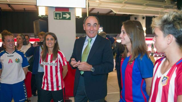 Galán, con varias representantes de los equipos de futbol femenino