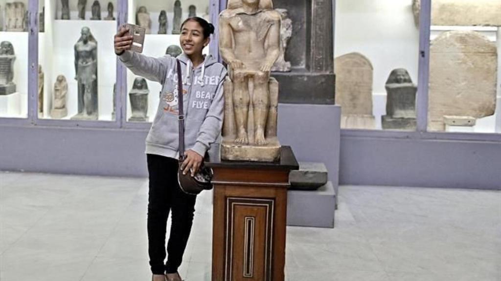 Una chica se hace un selfie en el Museo Egipcio del Cairo.